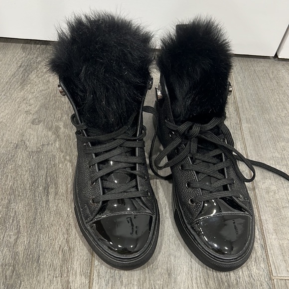 Moncler lace up booties with fur tongue. - Picture 9 of 10